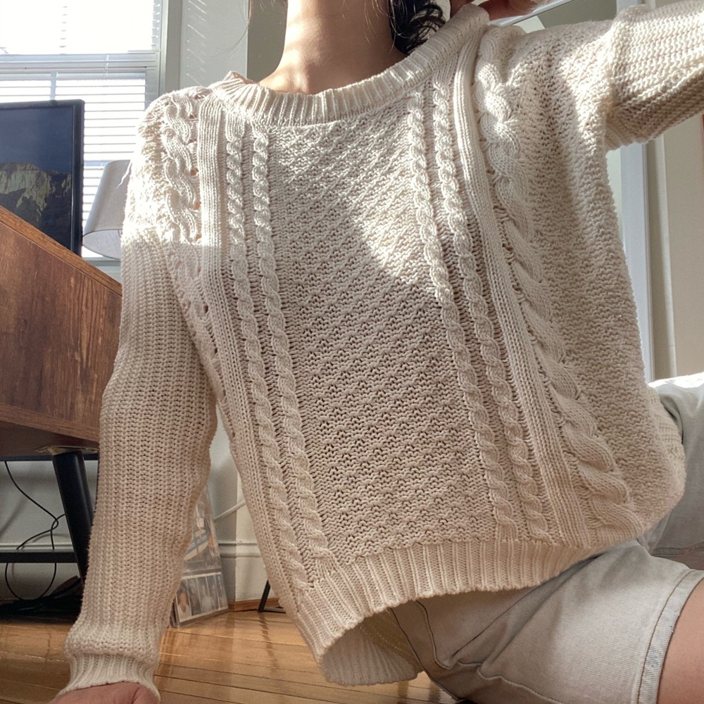 Knit sweater with high low baggy silhouette